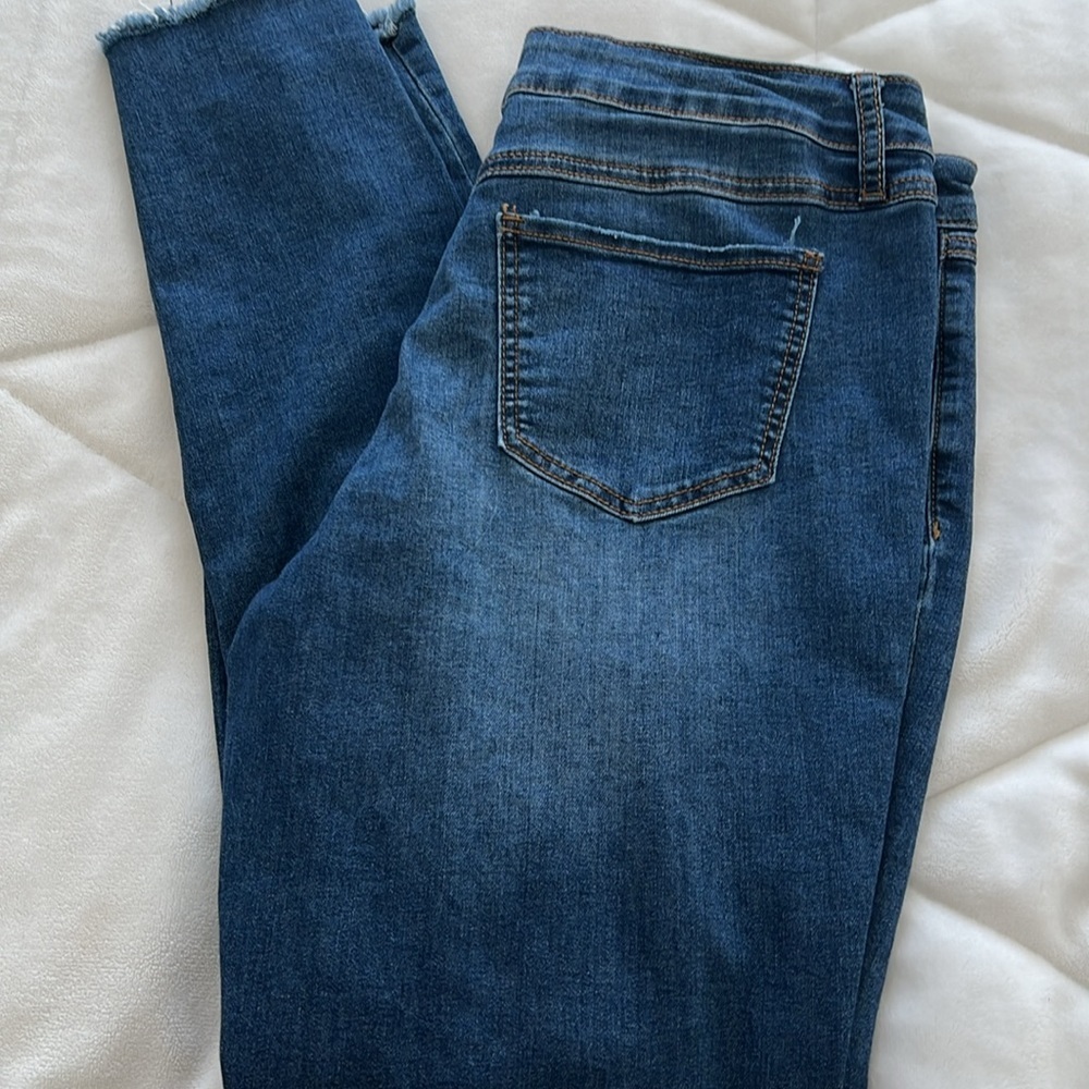Mid Rise Ripped + Distressed Shape Enhancing Jeans/ Jeggings Size 12 - Picture 8 of 8